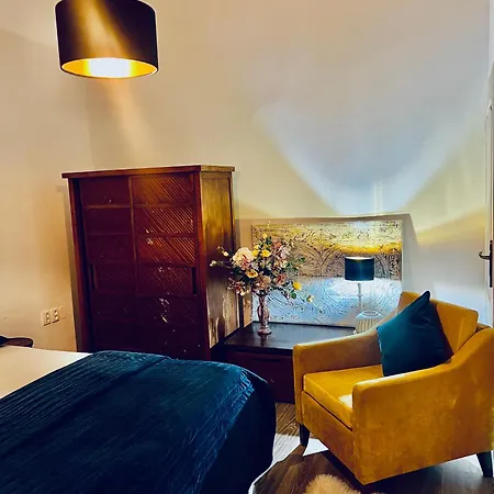 Csaky Palace Ba 3 דירה *