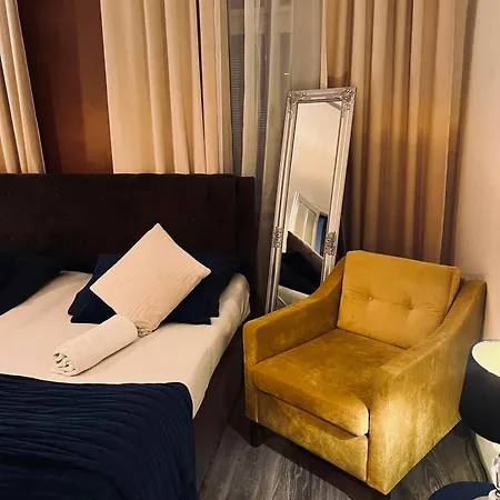 Csaky Palace Ba 3 דירה *